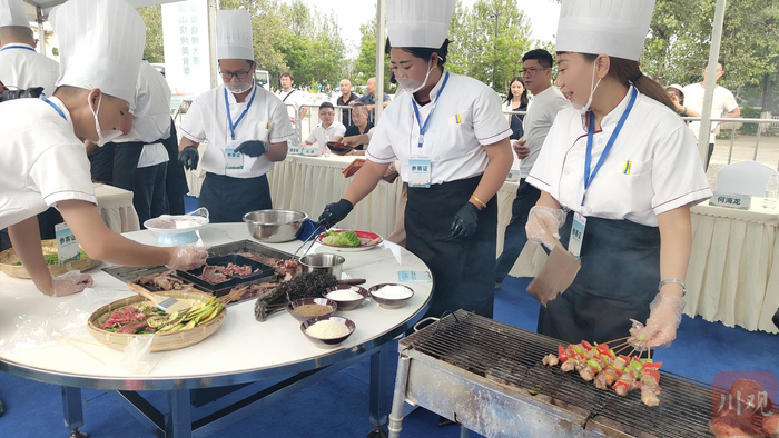 西昌市火把广场，工作人员在现场制作美食。何勤华 摄