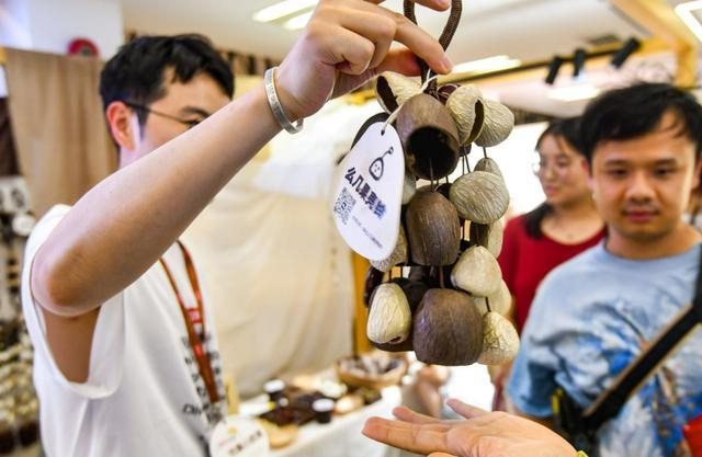 “市集”店主向消费者展示果壳制品。受访者供图