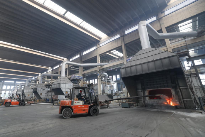 順博鋁合金湖北有限公司熔鑄生產(chǎn)車(chē)間內，工人正在緊鑼密鼓地工作。舊鋁