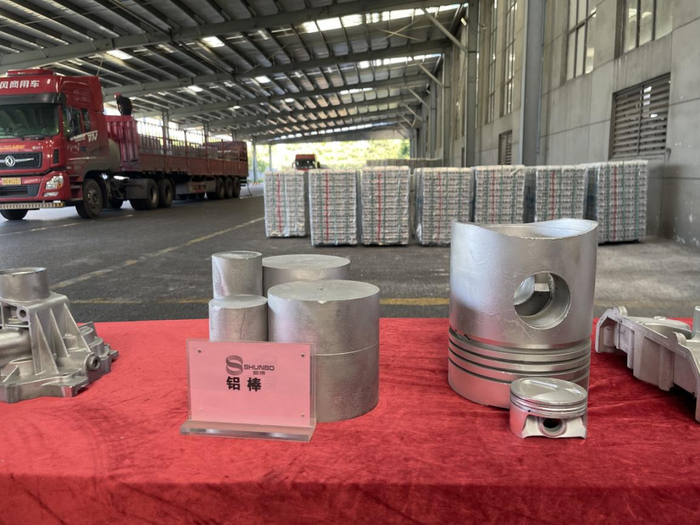 廢舊鋁材“變身”為鋁棒等熱銷(xiāo)產(chǎn)品。李洋 攝