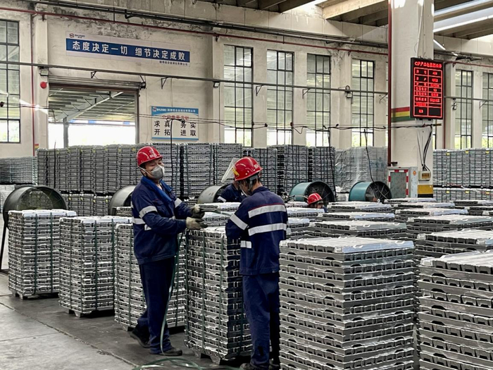 工人正在整齊碼放鍛造好的鋁錠。李洋攝