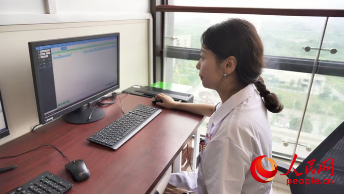 重慶醫科大學(xué)附屬第二醫院江南院區，醫生通過(guò)醫檢互認系統，查看患者在當地的檢查結果。人民網(wǎng)記者 劉祎攝