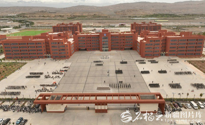 8月19日，吐鲁番市实验中学新校区迎来首批新生。图为新校区航拍图。 张明先摄