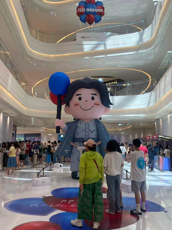 海口商城也有很多与陈奕迅演唱会相关的“打卡”元素。受访者供图