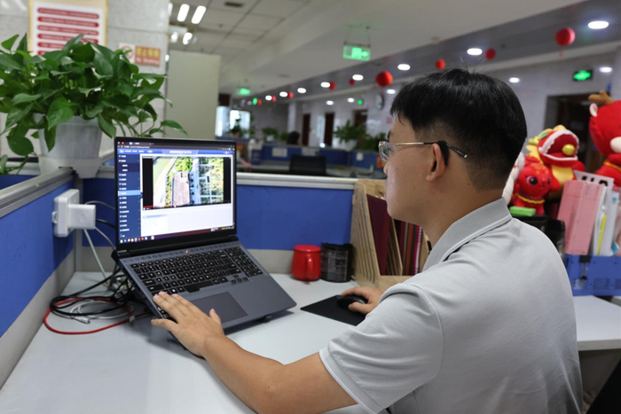 胡波正在操作無(wú)人機管理系統（央廣網(wǎng)發(fā) 肖世豪 攝）