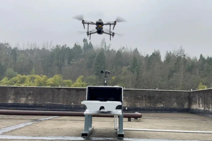 無(wú)人機起飛準備巡檢暴露面垃圾情況（央廣網(wǎng)發(fā) 受訪(fǎng)者供圖）