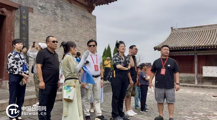 8月28日，台商台青嘉宾在广胜寺一隅聆听讲解员讲解寺内古建。（中国台湾网记者 刘琳 摄）