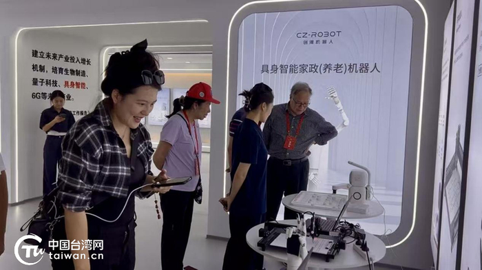 8月28日，台商台青嘉宾在“晋创谷·临汾”双创孵化基地参观入驻企业。（中国台湾网记者 刘琳 摄）