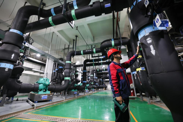 　　工作人员在贵安超算中心数据机房附属设施内工作（资料图片）。新华社记者 刘续 摄