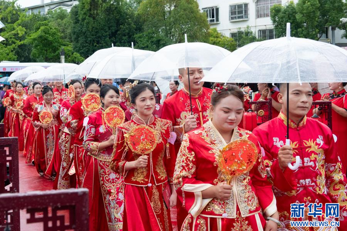新人携手踏上红毯（8月29日摄）。新华网发（供图）