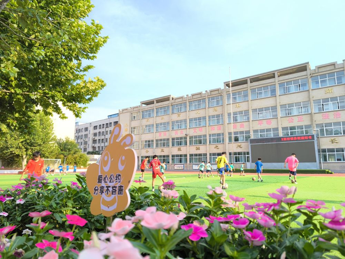河南省开封市五一路第二小学以优美的环境迎接新学期的到来。（王正一摄）