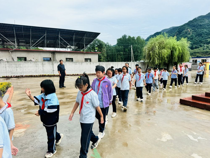 河北兴隆县六道河小学学生正排队前往食堂用餐。（受访者供图）