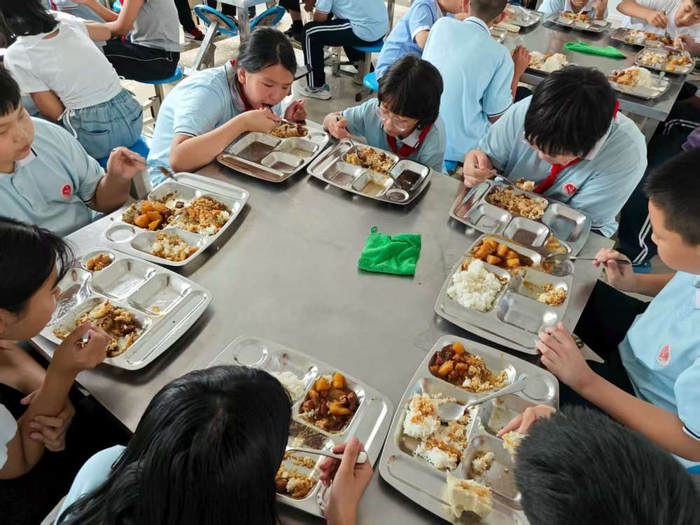 河北兴隆县六道河小学学生正在食堂用餐。（受访者供图）