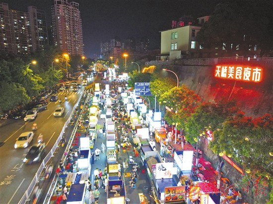 　　图为熙熙攘攘的夜市一条街。