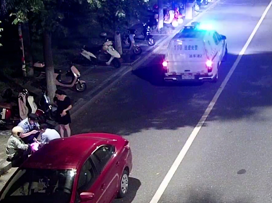 謝雅萍和民警幫助老人聯(lián)系家屬（央廣網(wǎng)發(fā) 秀洲區油車(chē)港鎮供圖）