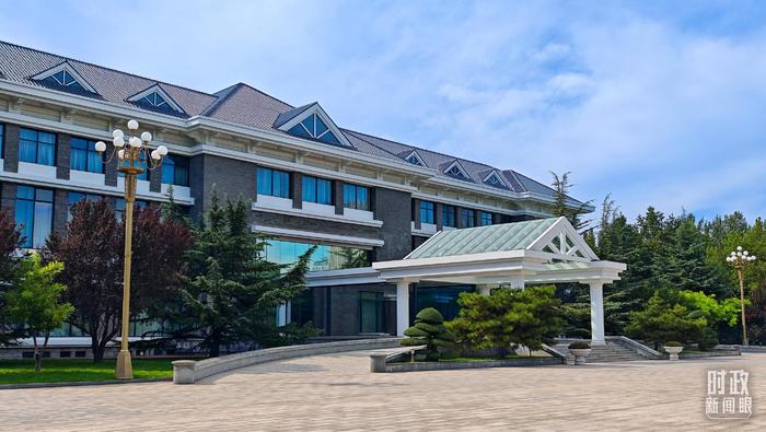 △天津迎宾馆,习近平主席在这里进行相关会见。(总台央视记者闫耀东拍摄)