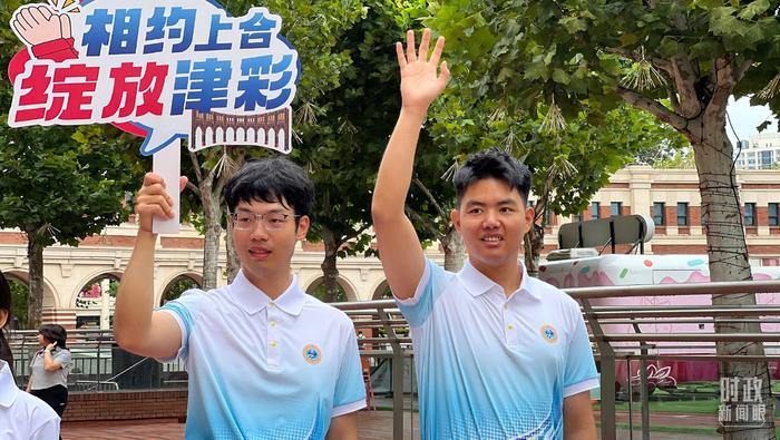 △天津街头,上合组织峰会志愿者。(总台央视记者李炜拍摄)