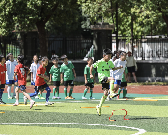 8月29日，浙江省诸暨市陶朱小学足球队员开展新学期首训。新华社记者 徐昱 摄