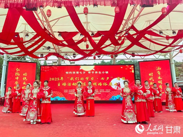 隴東文明婚俗展示暨文藝演出現場(chǎng)。人民網(wǎng)記者 高翔攝