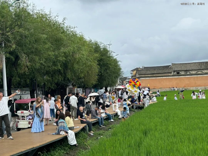 人挤人的古城。（图/作者摄）