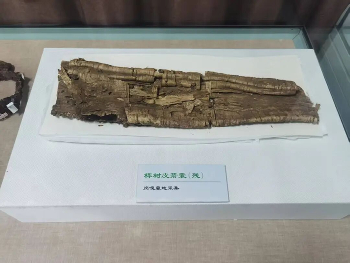 　在陈巴尔虎旗岗嘎墓地采集的桦树皮箭囊。