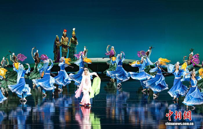 圖為2025年新版《絲路花雨》在甘肅大劇院上演。甘肅省歌舞劇院 供圖