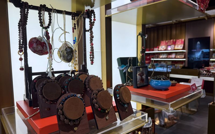 同仁堂知嘛健康隆福寺店内摆放着具有中医特色的文创产品。新京报记者 张建林 摄
