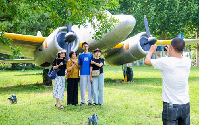 8月30日，新生与家人合影留念。 图/北京航空航天大学