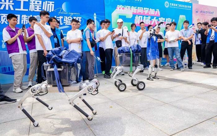 来自北航机械工程及自动化学院具身智能机器人研究院的人形机器人、四足机器人协助新生搬行李。 图/北京航空航天大学
