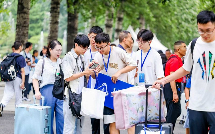 现场志愿者团队提供一对一咨询引导和行李搬运服务。 图/北京航空航天大学