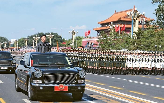 2015年9月3日,纪念中国人民抗日战争暨世界反法西斯战争胜利70周年大会在北京隆重举行。这是中共中央总书记、国家主席、中央军委主席习近平检阅受阅部队。 新华社记者 李学仁/摄