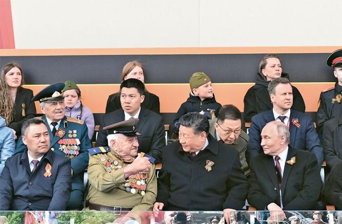 当地时间2025年5月9日,俄罗斯举行盛大庆典,纪念苏联伟大卫国战争胜利80周年。国家主席习近平和来自世界20多个国家及国际组织领导人应邀出席庆典。 新华社记者 谢环驰/摄