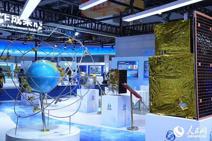 第十五屆中國—東北亞博覽會(huì )上展示“吉林一號”衛星。人民網(wǎng)記者 李洋攝