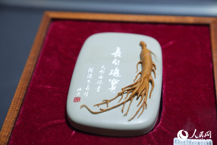 第十五屆中國—東北亞博覽會(huì )上展示的吉林松花石文創(chuàng  )產(chǎn)品。人民網(wǎng)記者李洋攝