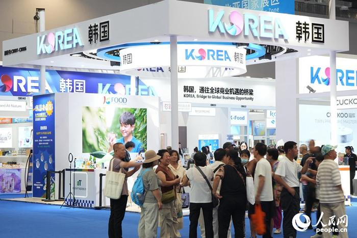 第十五屆中國—東北亞博覽會(huì )上，韓國展廳人流如織。人民網(wǎng)記者 李洋攝