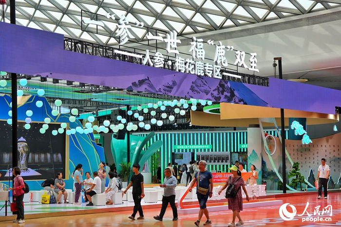 第十五屆中國—東北亞博覽會(huì )人參·梅花鹿專(zhuān)區。人民網(wǎng)記者 李洋攝