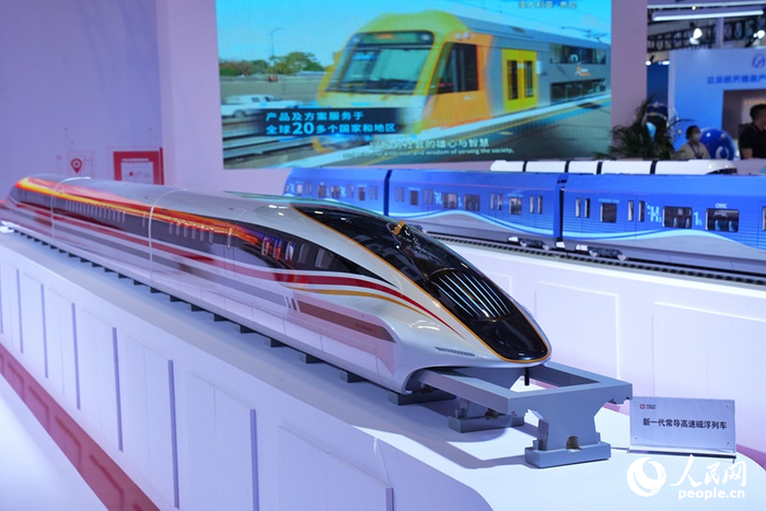 第十五屆中國—東北亞博覽會(huì )上展示新一代常導高速磁浮列車(chē)。人民網(wǎng)記者 李洋攝