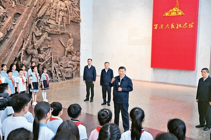 2025年7月7日至8日,中共中央总书记、国家主席、中央军委主席习近平在山西考察。这是7日下午,习近平在位于阳泉市狮脑山的百团大战纪念馆考察时,同前来参观的青少年学生和纪念馆工作人员亲切交流。 新华社记者 殷博古/摄
