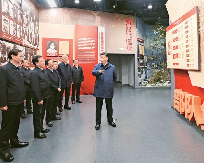 2023年12月3日,中共中央总书记、国家主席、中央军委主席习近平在上海考察结束返京途中,来到江苏省盐城市参观新四军纪念馆。 新华社记者 王晔/摄