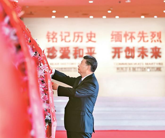 2020年9月3日上午,中共中央总书记、国家主席、中央军委主席习近平等党和国家领导人来到中国人民抗日战争纪念馆,出席纪念中国人民抗日战争暨世界反法西斯战争胜利75周年向抗战烈士敬献花篮仪式。这是习近平整理花篮上的缎带。 新华社记者 谢环驰/摄