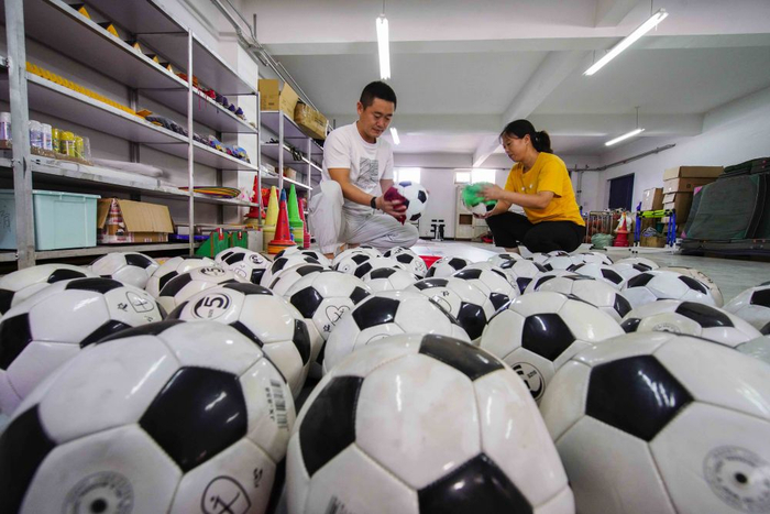 8月25日，河北省遵化市第二中学体育教师在擦拭整理足球。新华社发（刘满仓摄）