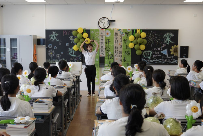 吉林省长春南湖实验中学教师向同学们介绍新学期学习安排。新华社记者 司晓帅 摄