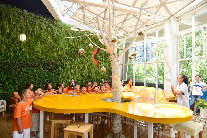 新生參觀(guān)學(xué)校芳香園。