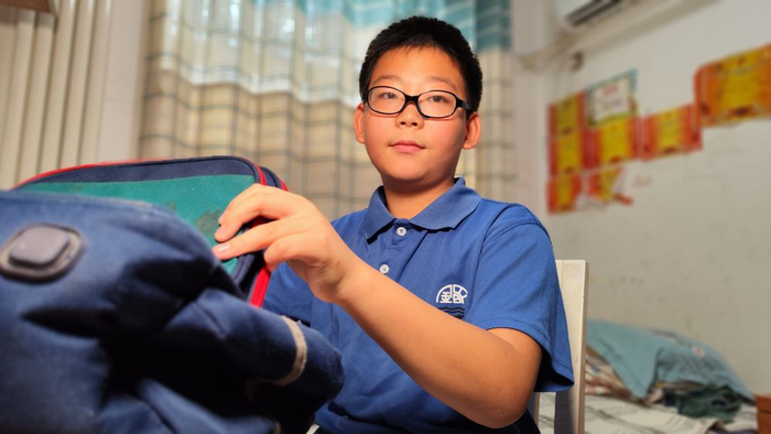 河南省开封市金明小学学生潘岳林在整理书包，迎接新学期的到来。（王正一摄）