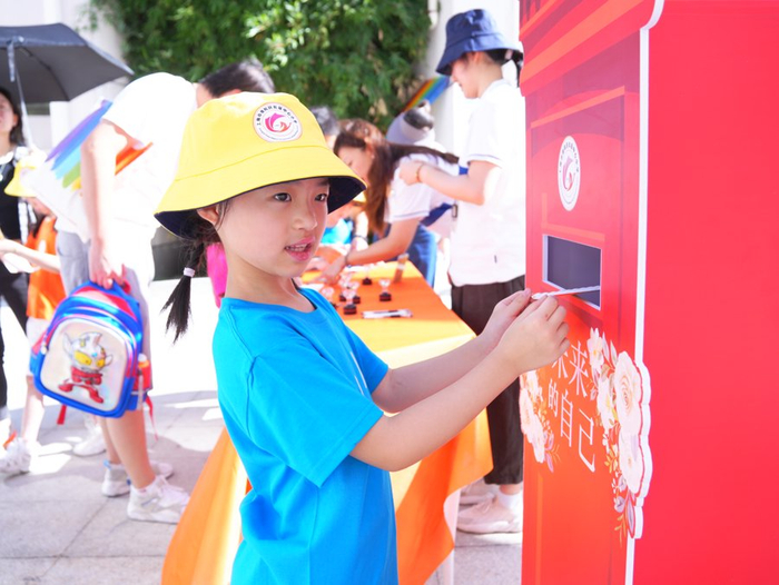 新生走進(jìn)校園。