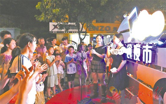 　　▲市民与驻唱歌手互动。