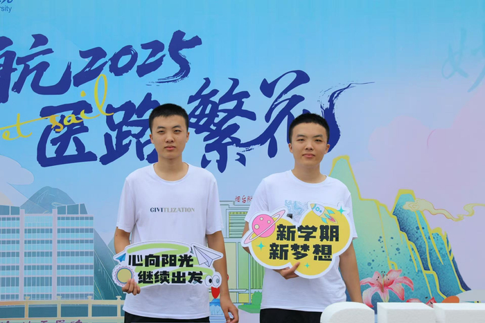 　　双胞胎兄弟韩文嘉、韩文烁合影