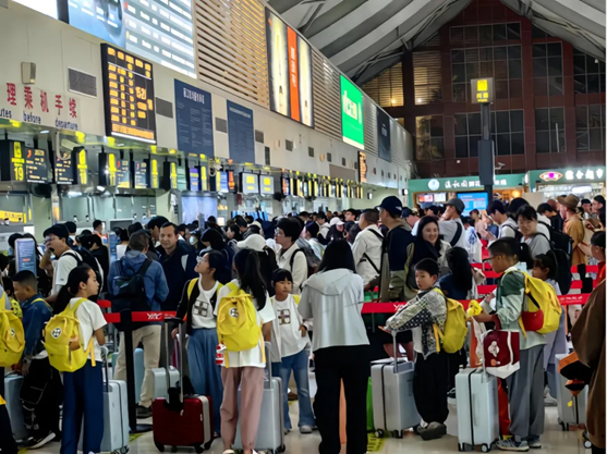图为丽江机场人山人海。