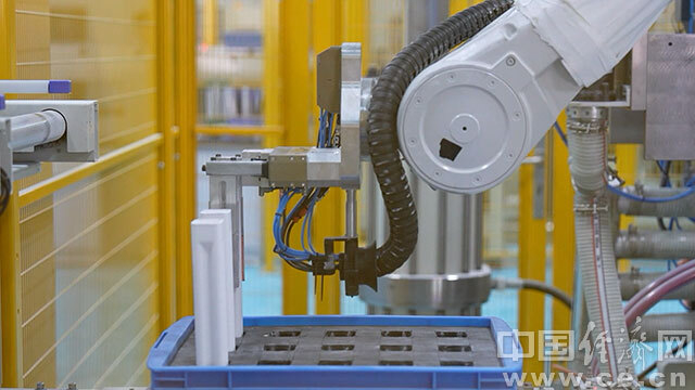 自動(dòng)化機械臂正在運轉 內蒙古建亨奧能科技有限公司供圖