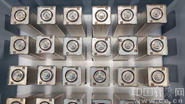 鈉鹽電池展示樣品 內蒙古建亨奧能科技有限公司供圖